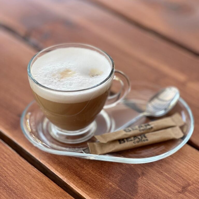 Lungo, Latte Macchiato, Cappuccino, Frappé, Espresso nebo horká čokoláda